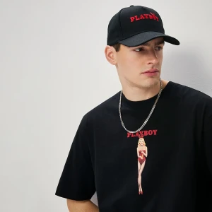 Czarna czapka z daszkiem i haftem Playboy House