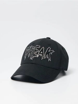 Czarna czapka z daszkiem i napisem Freak z dżetów House