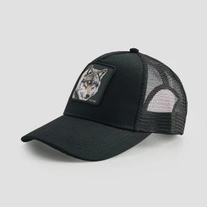 Czarna czapka z daszkiem i naszywką trucker hat House