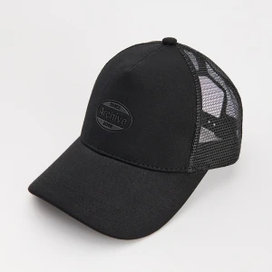 Czarna czapka z daszkiem trucker hat House