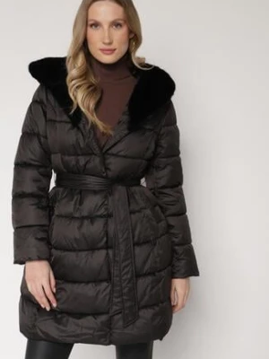 Czarna Długa Kurtka Ozdobiona Pikowaniem z Nieodpinanym Kapturem i Paskiem Lidaveia papillon d'or