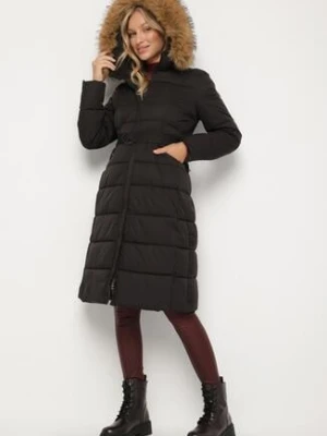 Czarna Długa Kurtka Pikowana z Kapturem z Futerkiem i Paskiem w Talii Avesiia