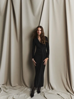 Czarna dopasowana sukienka maxi z połyskiem TARANKO