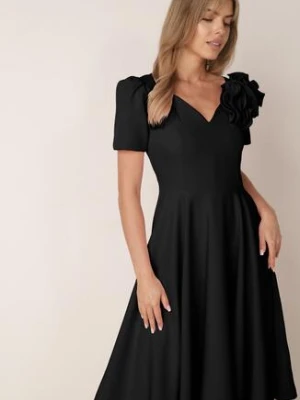 Czarna Elegancka Rozkloszowana Sukienka z Kwiatem 3D Eugorus Vices