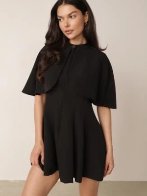 Czarna Elegancka Sukienka Rozkloszowana z Narzutką Imitującą Pelerynkę Faneno vices