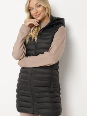 Czarna Kamizelka Pikowana o Dłuższym Fasonie z Kapturem Vitilie j.style