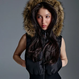Czarna kamizelka ze sztucznym futerkiem przy kapturze House