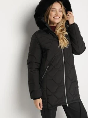 Czarna Klasyczna Kurtka z Pikowanymi Przeszyciami i Kapturem z Futerkiem Raffisa swest