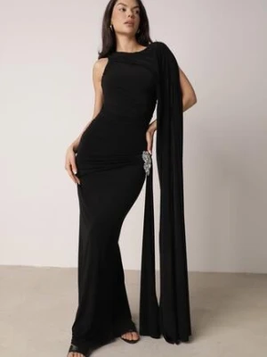 Czarna Koktajlowa Sukienka Zdobiona Wszytym Szalem i Elegancką Broszką Cezarie allyson