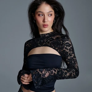 Czarna koronkowa bluzka z długim rękawem i wycięciem House