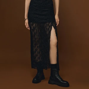 Czarna koronkowa spódnica midi z rozcięciem House
