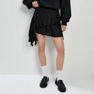 Czarna koronkowa spódnica mini z wszytymi szortami House