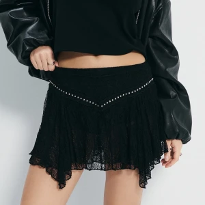 Czarna koronkowa spódnica mini ze wszytymi spodenkami House