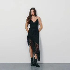 Czarna koronkowa sukienka na ramiączkach House