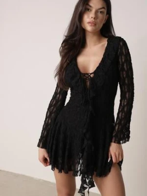 Czarna Koronkowa Sukienka z Falbankami i Wiązaniem przy Dekolcie Delanatea allyson