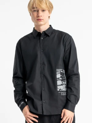 Czarna koszula LOOSE z autorską grafiką z przodu z długim rękawem Reporter