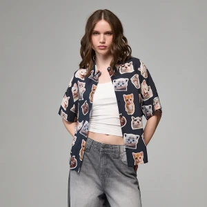 Czarna koszula oversize z krótkim rękawem i motywami kotków House