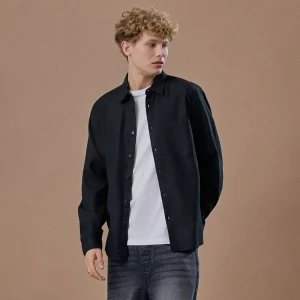 Czarna koszula z długim rękawem i kieszonką House