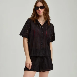 Czarna koszula z krótkim rękawem i haftem angielskim House