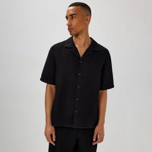 Czarna koszula z krótkim rękawem i wafelkową strukturą House