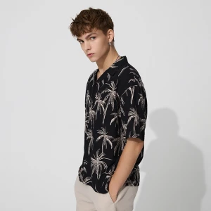 Czarna koszula z krótkim rękawem we wzór palm House