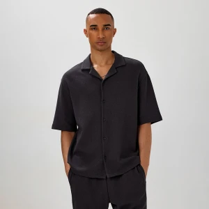 Czarna koszula z krótkim rękawem z dzianiny strukturalnej House