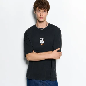 Czarna koszulka boxy z nadrukiem Duck It House