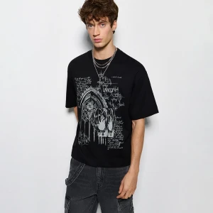 Czarna koszulka cropped z nadrukiem w stylu gothic core House