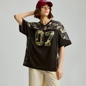 Zdjęcie produktu Czarna koszulka oversize z nadrukiem 07 z motywem camo House