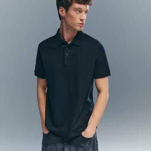 Czarna koszulka polo o regularnym kroju z małym haftem House