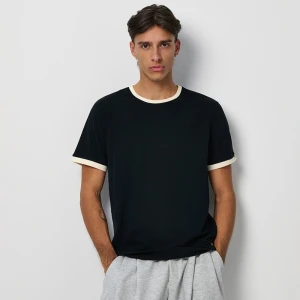 Czarna koszulka regular fit z kontrastową lamówką House