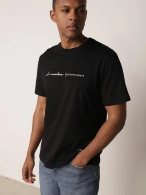 Czarna Koszulka T-shirt z Bawełny z Ozdobnym Nadrukiem Daphileia glo-story