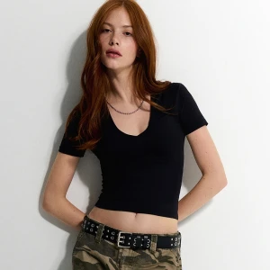 Czarna koszulka ULTRAFLEX z dekoltem w serek House