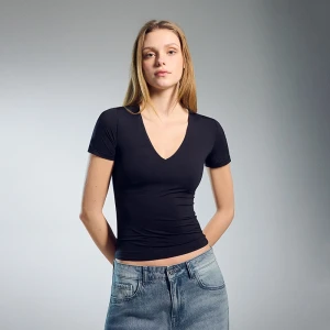 Czarna koszulka ULTRAFLEX z dekoltem w serek House