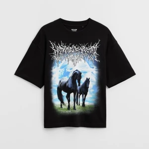 Zdjęcie produktu Czarna koszulka UNISEX z nadrukiem koni z napisem w stylu graffiti House