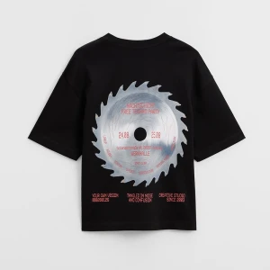 Zdjęcie produktu Czarna koszulka UNISEX z nadrukiem piły House