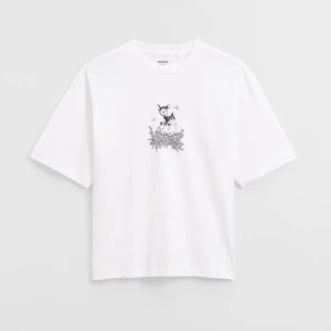 Czarna koszulka UNISEX z nadrukiem sarenki z podpisem w stylu graffiti House