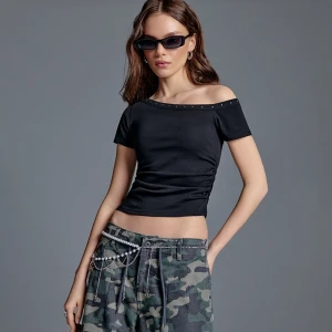 Czarna koszulka z asymetrycznym dekoltem i dżetami House