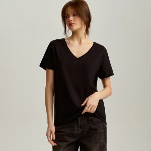 Czarna koszulka z dekoltem w serek House