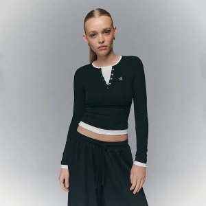 Czarna koszulka z długim rękawem i białymi wstawkami House