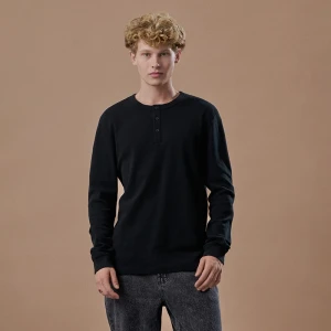 Czarna koszulka z długim rękawem i guziczkami przy dekolcie House