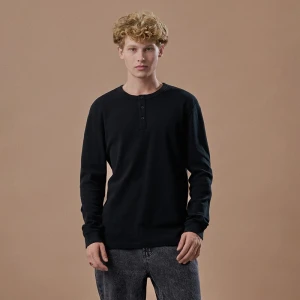 Czarna koszulka z długim rękawem i guziczkami przy dekolcie House