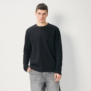 Czarna koszulka z długim rękawem i guziczkami przy dekolcie House