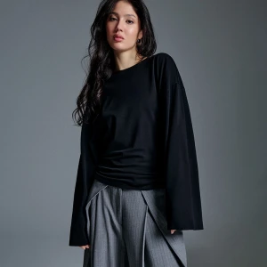 Czarna koszulka z długim rękawem i marszczeniami House