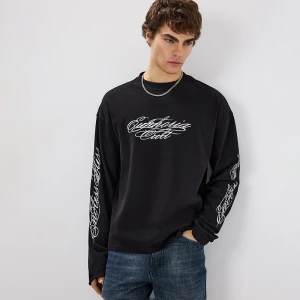 Czarna koszulka z długim rękawem i napisami House