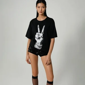 Czarna koszulka z gestem wolności House