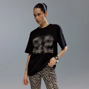 Czarna koszulka z nadrukiem 92 i napisem Dasirables z dżetów House