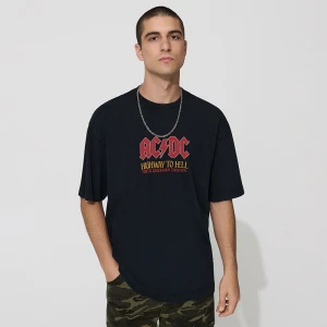 Czarna koszulka z nadrukiem AC/DC na przodzie i plecach House