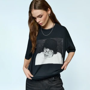Zdjęcie produktu Czarna koszulka z nadrukiem Billie Eilish House
