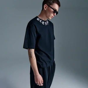 Czarna koszulka z nadrukiem Blessed House